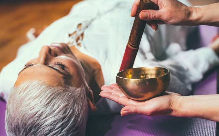 sound-meditation-tibetan-singing-bowl-VECWPNZ.jpg